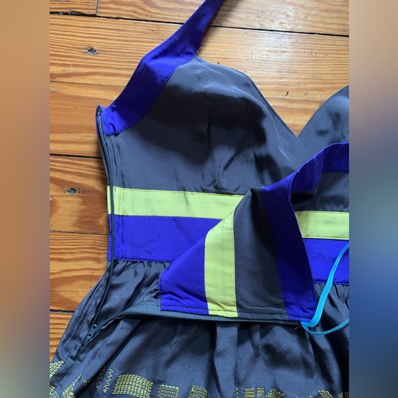 Like New! Women’s Marciano Gray Embroidered Silk Halter Top Size Small - Picture 8 of 10